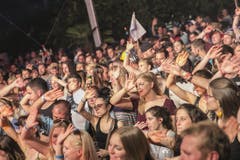 Das Publikum winkt der Band. (Bild: André A. Niederberger / Neue NZ)