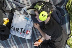 Der 6-jährige Fabien lässt sich durch den ohrenbetäubenden Nachbrennerlärm nicht von einem Nickerchen abhalten. (Bild: Keystone)
