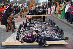 Nach ihrem Musikauftritt ruhen sich die Huirigribler unter einer Konfettidecke aus. (Bild: Robert Hess (Neue OZ))