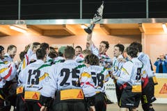 Der Captain Thomas Hohl reckt den Pokal in die Höhe. (Bild: Christian Herbert Hildebrand, Zuger Zeitung)