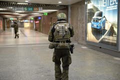 Eine Spezialeinheit der Polizei sichert derweil den Bereich der Ubahnstation am Karlsplatz in München. (Bild: Keystone/Andreas Gebert)