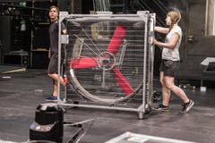 Ein grosser Ventilator wird in Position gebracht. (Bild: Boris Bürgisser)
