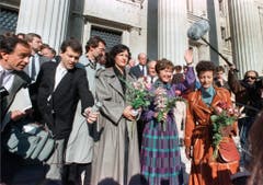 Eine Rehabilitation, die niemandem mehr nützt: Elisabeth Kopp winkt am 24. Februar 1990 nach ihrem Freispruch im Prozess wegen Amtsgeheimnisverletzung am Bundesgericht in Lausanne. Trotzdem bleiben sie und ihr Mann gesellschaftlich geächtet. (Bild: Keystone)