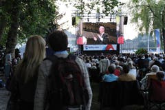 Ein Star auch für die Massen. Zuschauer beim Inseli an der Openair-Übertragung des Sinfoniekonzerts mit Claudio Abbado und dem Lucerne Festival Orchestra. (Bild: Archiv / Neue LZ)