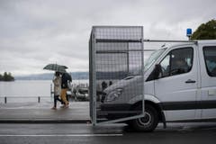 Polizisten warten in ihrem Kastenwagen. (Bild: KEYSTONE/Ennio Leanza)