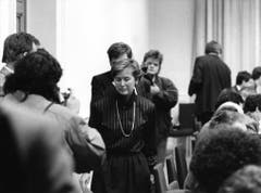 Am 12. Dezember 1988 gibt Elisabeth Kopp ihren Rücktritt per Ende Februar 1989 bekannt. Kopp hatte ihren Mann in einem Telefonat davor gewarnt, dass gegen eine Firma, in der er im Verwaltungsrat sass, wegen Geldwäsche ermittelt wird. (Bild: Keystone)