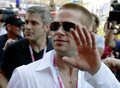 Dicke Freunde: George Clooney und Brad Pitt besichtigen 2004 die Formel-1-Rennstrecke in Monaco. (Bild: Keystone)