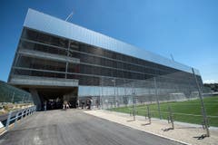 Nach zweieinhalb Jahren Bauzeit hat die Stadt Biel die Schlüssel für die neuen Sportstadien übernommen. Sie ist nun Hausherrin eines Eis- und eines Fussballstadions und einer Curlinghalle. (Bild: Keystone / Peter Schneider)