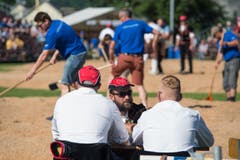 Sie besprechen sich, während im Hintergrund der Platz vorbereitet wird. (Bild: Pius Amrein)