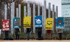 Und noch mehr Plakatträger: Überall steht auf der Rückseite «Klima» drauf – im übertragenen Sinne natürlich. (Bild: EPA / Ian Langsdon)