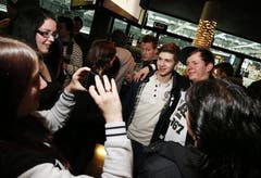 EVZ-Youngster Lino Martschini lässt sich mit Fans fotografieren. (Bild: Stefan Kaiser / Neue ZZ)