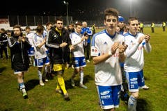 Die Buochser Spieler bedanken sich bei den Fans nach dem Spiel. (Bild: Boris Bürgisser (Neue LZ))