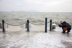 An den Gestaden des Plattensees bilden sich Eiszapfen. (Bild: EPA/GYORGY VARGA)