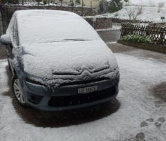 Weisse Überraschung am Ostermorgen in Ballwil. (Bild: Willy Birrer)