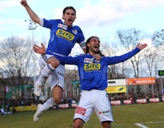 Gerardo Seoane (links) und Hakan Yakin bejubeln das Tor zum 1:0 gegen Aarau. (Bild: Philipp Schmidli)