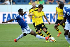 Luzerns Thierry Doubai (links) im Duell mit Dortmunds Shinji Kagawa. (Bild: Philipp Schmidli)
