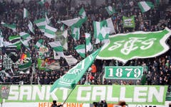 St.Galler Fans feuern ihre Mannschaft an. (Bild: Keystone)