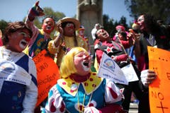 Professionelle Clowns lachen während 15 Minuten an der Veranstaltung "Clowns für den Frieden, eine Welt ohne Gewalt", am 19. Oktober 2011 in Mexiko. (Bild: Keystone)