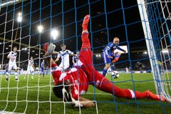 Luzerns Marco Schneuwly erzielt das 2:1 gegen Luganos Francesco Russo. (Bild: Philipp Schmidli)