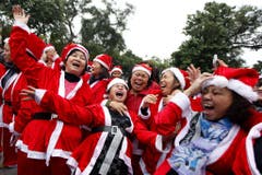 Lachende Weihnachtsfrauen im Vietnam: Sie gehören zu einer Lach-Yoga-Gruppe. (Bild: Keystone)