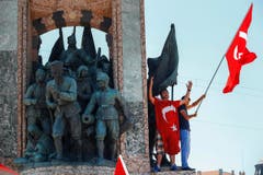Menschen zeigen die türkische Flagge und protestieren am Samstag gegen den Militärputsch auf dem Taksim Platz in Istanbul. (Bild: AP Photo/Emrah Gurel)