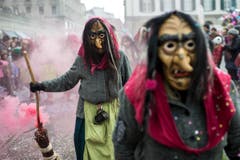 Kostümierte und geschminkte Personen laufen am Umzug "ZüriCarneval 2015" durch die Zürcher Innenstadt. (Bild: ENNIO LEANZA)