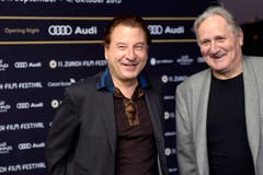 Komiker Beat Schlatter, links, und Schauspieler Andrea Zogg, rechts, auf dem grünen Teppich. (Bild: Keystone)