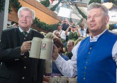 Nun ist das Oktoberfest eröffnet: Bürgermeister von München Dieter Reiter und der Ministerpräsident von Bayern Horst Seehofer (links) stossen an. (Bild: Keystone / Peter Kneffel)