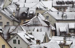 Eine dünne Schneeschicht überzieht am Ostersonntag die Dächer der Altstadt von Chur. (Bild: Keystone)