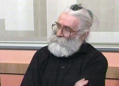 13 Jahre lang tauchte Radovan Karadzic unter. Er lebte unbehelligt in einem Belgrader Vorort. Das Bild zeigt ihn bei einem TV-Auftritt als Teilnehmer einer Konferenz, die von einem Gesundheitsmagazin gesponsert wurde. (Bild: AP Photo/Kikinda Television via APTN)