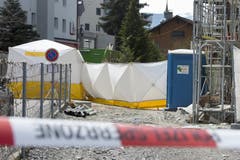 Die Polizei und die Spurensicherung haben den Tatort abgesperrt. (Bild: Keystone / Urs Flüeler)
