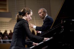 Claudio Abbado dirigiert das Lucerne Festival Orchestra mit der Pianistin Hélène Grimaud. (Bild: pd)