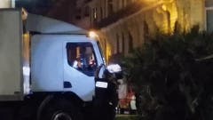 Noch bevor der LKW-Fahrer zu seiner Amok-Fahrt aufbrach, versuchten Polizisten, den Mann vom Gelände zu bringen. Autos waren auf der Festmeile verboten. (Bild: NADER EL SHAFEI (AP))
