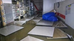 Das Stellwerk der Südostbahn in Schindellegi stand gut einen Meter unter Wasser und fällt für unbestimmte Zeit aus. (Bild: SOB)