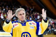 OK-Präsident Fredi Pargaetzi in einem HC Davos-Shirt während des Finals. (Bild: Keystone/GIAN EHRENZELLER)