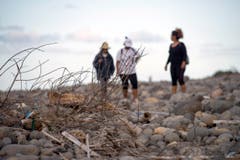 Am Strand von La Réunion werde weitere Teile gesucht. (Bild: Keystone)