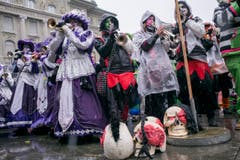 Die versammelten Guggenmusiken veranstalten das traditionelle Monsterkonzert auf dem Bundesplatz vor der Nationalbank am Schluss des grossen Umzugs der Berner Fasnacht. (Bild: ALESSANDRO DELLA VALLE)