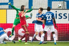 Mario Bühler (2. von links) von Vaduz schiesst das 1:1. (Bild: Keystone / Urs Flüeler)