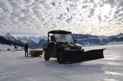 Die notwendige Zeit zum Aufbau und Herrichten der Eisfläche nimmt etwa 500 Stunden in Anspruch (Bild: Charly Keiser / Neue SZ)