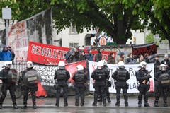 Polizeipräsenz am traditionellen 1. Mai-Umzug am Tag der Arbeit, in Zürich. (Bild: KEYSTONE/Ennio Leanza)