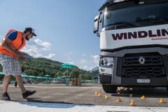 Die Trucker messen sich im Geschicklichkeitsparcours. (Bild: Boris Bürgisser, Luzerner Zeitung / Alpnach, 27.05.2017)