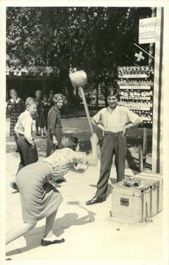 Josef Zanolla junior mit dem «Hau den Lukas» an der Landi 1939. (Bild: Privatarchiv der Familie Zanolla)