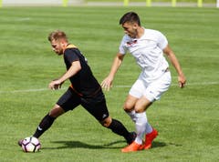 Chams Dätwyler (links) im Dribbling. (Bild: Raphael Biermayr / Neue ZZ)