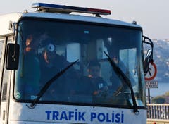 Der Bus versucht durch Istanbul durchzukommen, wird jedoch von einer wütenden Menschenmenge blockiert. (Bild: AP Photo/Emrah Gurel)