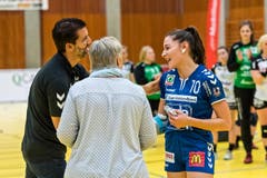 Daphne Gautschi wird vom neuen Leiter des LKZ Michel Tremp geehrt. (Bild: Christian H.Hildebrand / ZZ)