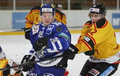 Sandro Joss (links) vom EVZ im Duell gegen Küsnachts Marco Weber. (Bild: Stefan Kaiser (Neue ZZ))