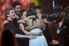 Gewinnerin Melanie Rene aus Genf freut sich mit ihren Bandmitgliedern über den Sieg an der ESC-Vorausscheidung. (Bild: ENNIO LEANZA)