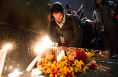 Ein Mann trauert vor dem französischen Konsulat in Montreal. (Bild: AP/Graham Hughes)