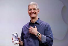 Platz 4: iPhone 6S. Auf dem Bild: Apple-CEO Tim Cock mit dem Mobile-Gerät. (Bild: AP / Marcio Jose Sanchez)