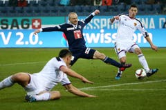 Luzerns Marco Schneuwly (mitte) gegen Basels Marek Suchy (links) und Fabian Schär. (Bild: Philipp Schmidli)